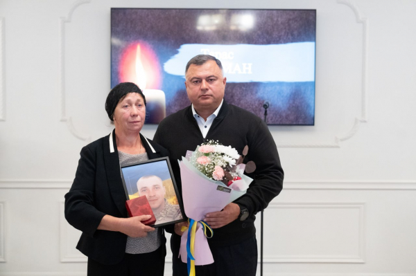 Рідним полеглих захисників на Тернопільщині передали державні нагороди (фото)