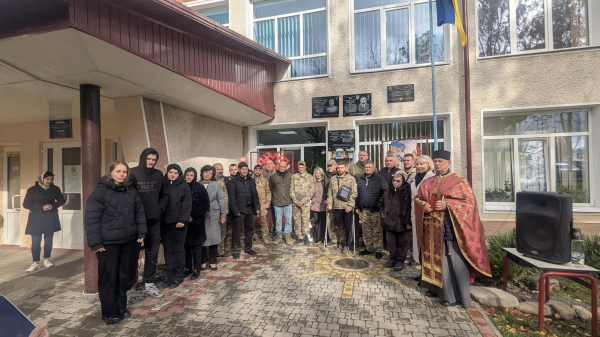 На фасаді ліцею у Хоростківській громаді відкрили меморіальну дошку захиснику Сергію Вишньовському (фото)