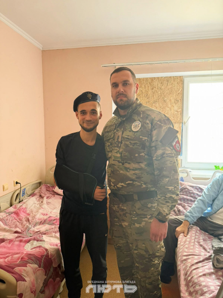 Пораненим бійцям бригади «Лють» вручили бойові нагороди під час реабілітації (фото)
