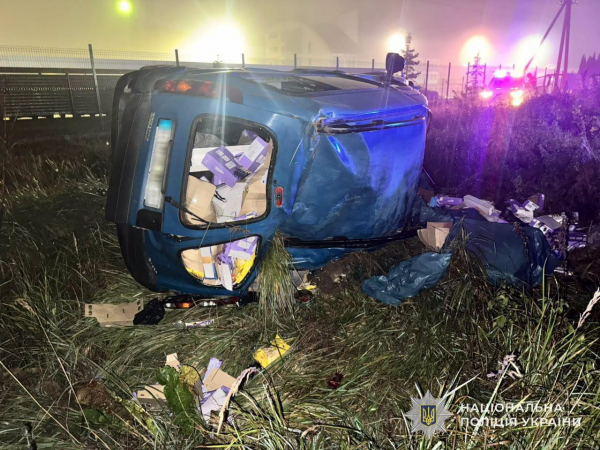 Водій не впорався з керуванням і авто перекинулося: у ДТП біля Львова постраждали жителі Тернопільщини (фото)
