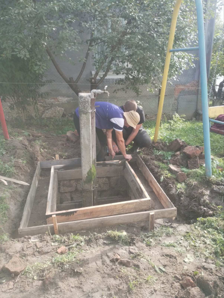 На Бережанщині місцеві жителі самотужки збудували вуличний туалет (фото)