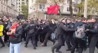 "Геть царя": у Москві затримали десятки людей на мітингу комуністів – ЗМІ (відео)