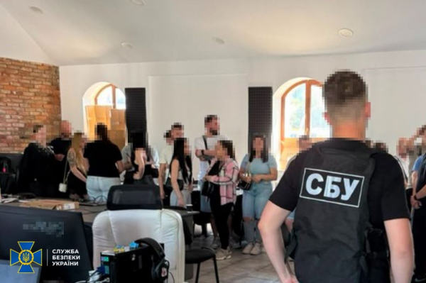 Фейкові знайомства та «фото», що відкривали доступ до гаджетів: на Львівщині викрили шахрайський кол-центр (фото)
