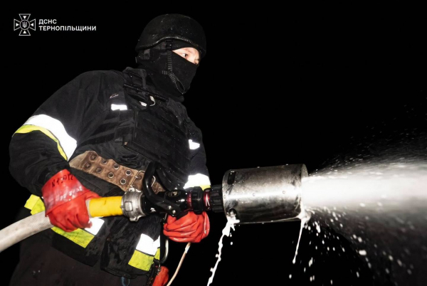 В ДСНС показали кадри ліквідації пожеж після атаки на енергооб'єкти Тернопільщини (фото)