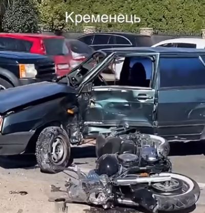 У Кременці сталася аварія за участю мотоцикліста (відео)