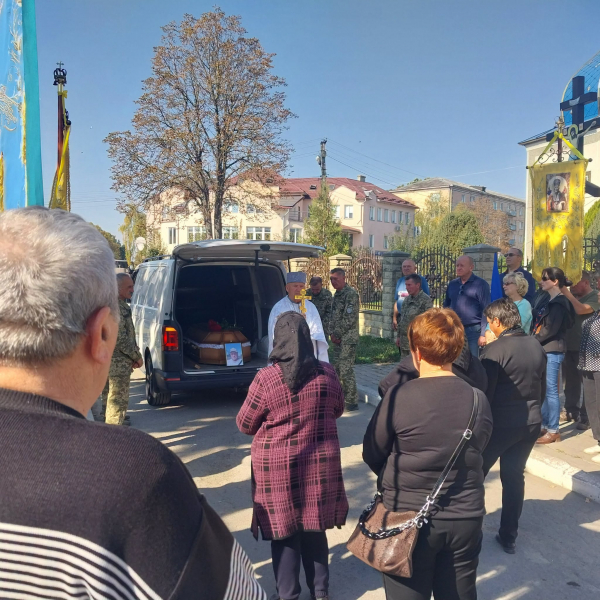 Борщів на колінах зустрів померлого воїна: коли поховають Василя Бицика (фото)