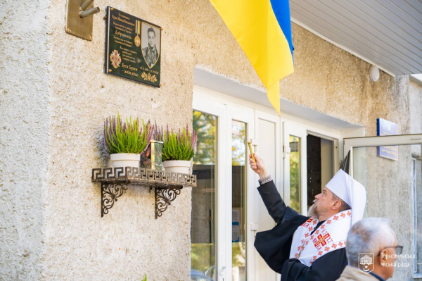 Меморіальну дошку 19-річному захиснику Миколі Курику відкрили у Тернополі на фасаді школи №24 (фото)