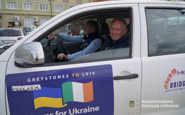 Волонтери з Ірландії передали у Тернополі автомобіль для потреб поранених захисників (фото)