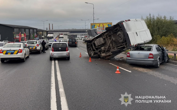 У Тернополі зіткнулися чотири авто: водій Nissan втік із місця ДТП (фото)