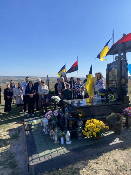 На Бережанщині встановили та освятили пам'ятник полеглому воїну (фото)