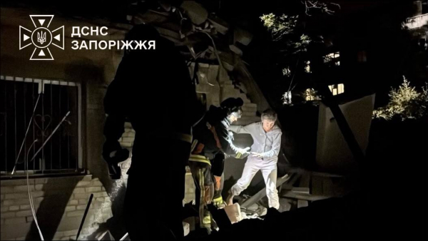 Вісім загиблих і 16 поранених: росія вдарила авіабомбами по Запоріжжю (фото)