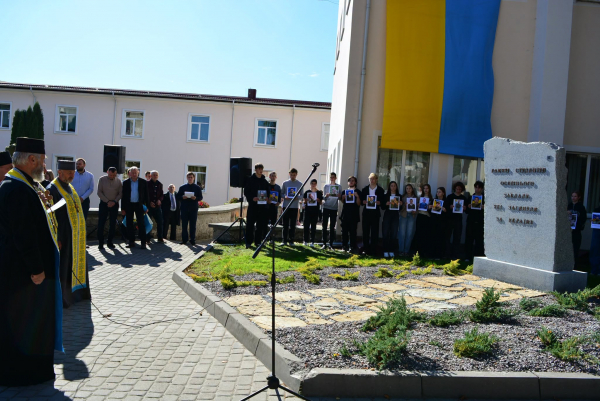 У Кременецькій академії відкрили меморіальний знак жертвам радянських репресій і полеглим випускникам