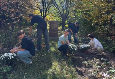 Знак замість пам’ятника, сміття замість шани: хто доглядає сквер Курбаса у Тернополі (фото)