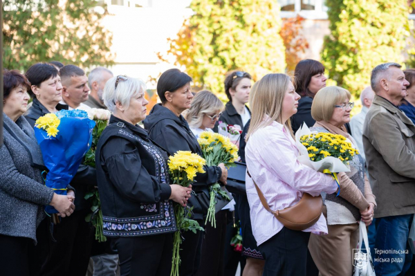Меморіальну дошку 19-річному захиснику Миколі Курику відкрили у Тернополі на фасаді школи №24 (фото)