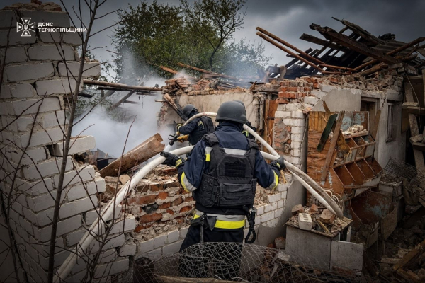 Рятувальники опублікували світлини з ліквідації наслідків падіння уламків БпЛА на Чортківщині (фото)