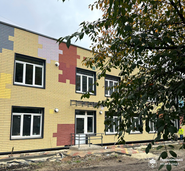 У Тернополі відновлюють дитячий садок №9, пошкоджений російською атакою (фото)