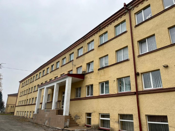 Діти їдять цукерки з могил, а персонал ховає м'ясо та фрукти у шафах: черговий скандал у Новосільській спецшколі (фото, відео)