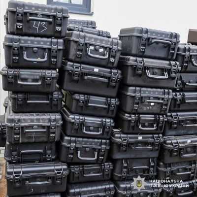 Вилучили 13 млн грн, 400 тис дол та 10 тис євро: в Україні організували шахрайську схему з перепродажу БпЛА (фото, відео)
