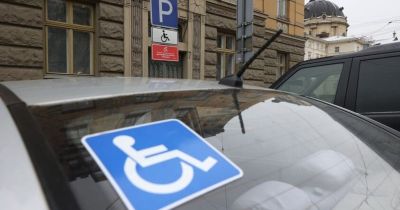 Штрафують водіїв, які займають паркомісця для людей з інвалідністю у Тернополі