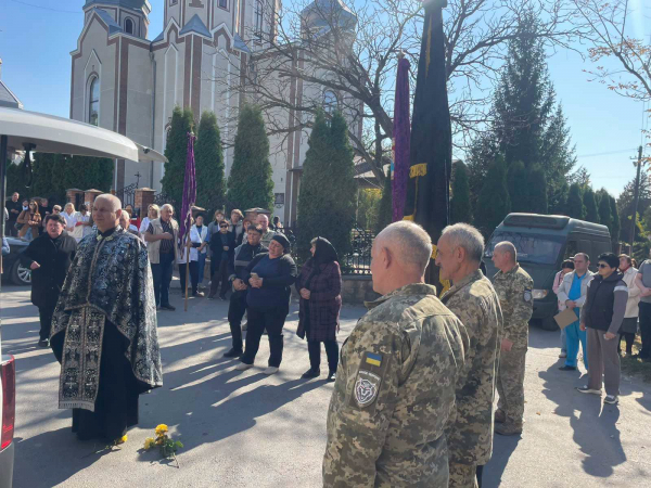 Борщів на колінах зустрів померлого воїна: коли поховають Василя Бицика (фото)
