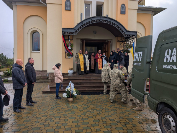 На щиті до рідної Теребовлі повернувся захисник Володимир Сеньків (фото)