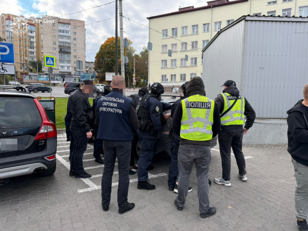 Обіцяв зняти з розшуку ТЦК за 6 тисяч доларів: підозрюють 20-річного жителя Тернополя (фото)