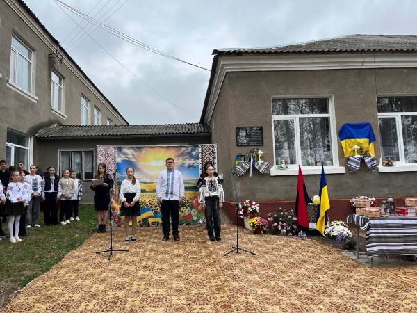 Дружина і діти відкрили меморіальну дошку захиснику в Нирківській гімназії (фото)