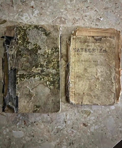 На кордоні зупинили українку, яка намагалася вивезти книги, яким більше 100 років (фото)