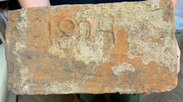 Має понад 200 років та важить 6 кілограмів: у Кременці виявили унікальну знахідку (фото)