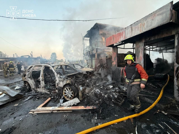 Попередньо п'ятеро загиблих, зруйновані багатоповерхівки та підприємства: росія атакувала Україну ракетами (фото)