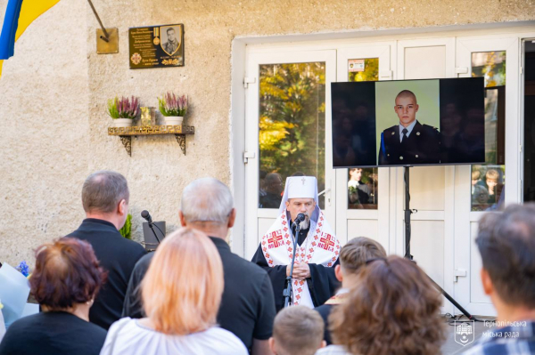 Меморіальну дошку 19-річному захиснику Миколі Курику відкрили у Тернополі на фасаді школи №24 (фото)