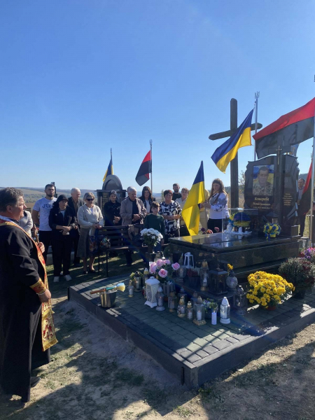 На Бережанщині встановили та освятили пам'ятник полеглому воїну (фото)