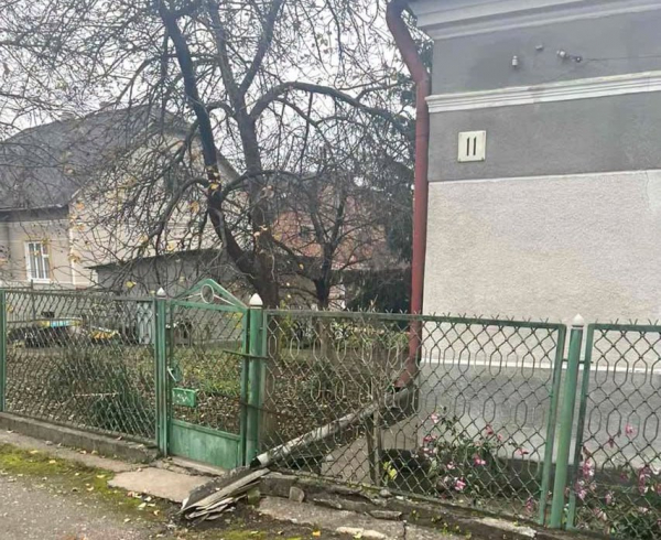 На Чортківщині місцевих жителів просять прибрати водостічні труби, які виходять на дорогу (фото)