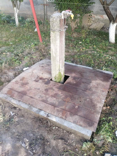На Бережанщині місцеві жителі самотужки збудували вуличний туалет (фото)