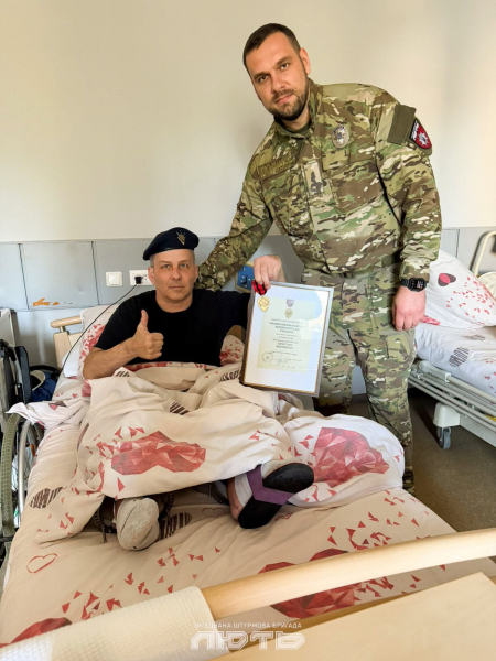 Пораненим бійцям бригади «Лють» вручили бойові нагороди під час реабілітації (фото)