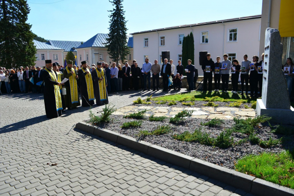 У Кременецькій академії відкрили меморіальний знак жертвам радянських репресій і полеглим випускникам
