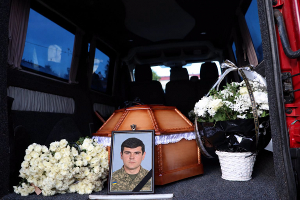 У Борщеві на колінах зустріли тіла полеглих захисників Романа Скоцеляса та Івана Регуша (фото)