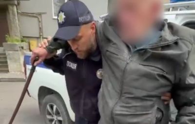Патрульні допомогли 90-річному чоловікові, який упав на одній з вулиць Тернополя (фото)