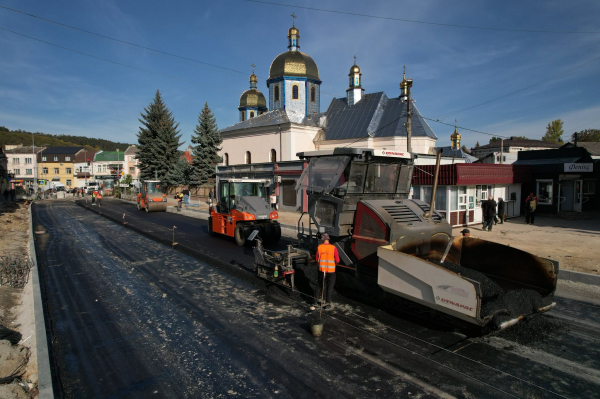 На міжнародній трасі, яка пролягає через Тернопільщину, стартував новий етап ремонту: влаштування асфальтобетону (фото, відео)