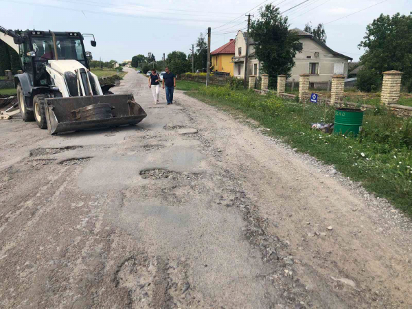 Чому в Підгородньому асфальт, а в інших селах громади щебінь: назвали ціну питання (фото)