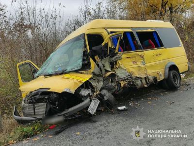 Одна людина загинула ще 9 отримали поранення: на Тернопільщині зіткнулися автобус та авто (фото)
