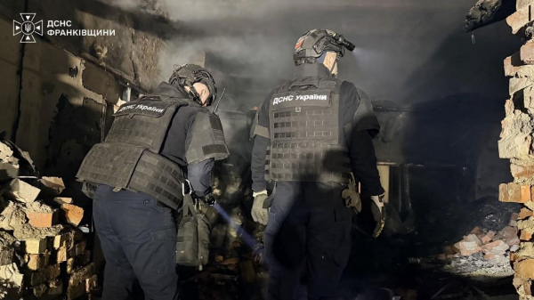 47 рятувальників ліквідовували наслідки падіння уламків ворожого дрона в Івано-Франківську (фото, відео)