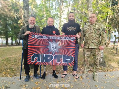 Пораненим бійцям бригади «Лють» вручили бойові нагороди під час реабілітації (фото)