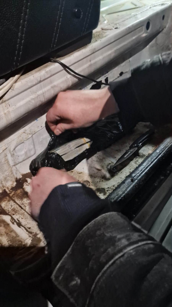 Понад 270 тисяч доларів у шкарпетках: одеські митники виявили схованки в мікроавтобусі (фото)