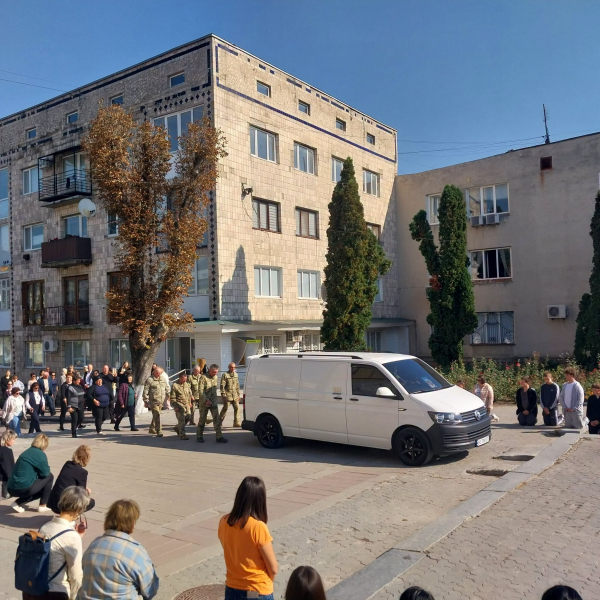 Борщів на колінах зустрів померлого воїна: коли поховають Василя Бицика (фото)