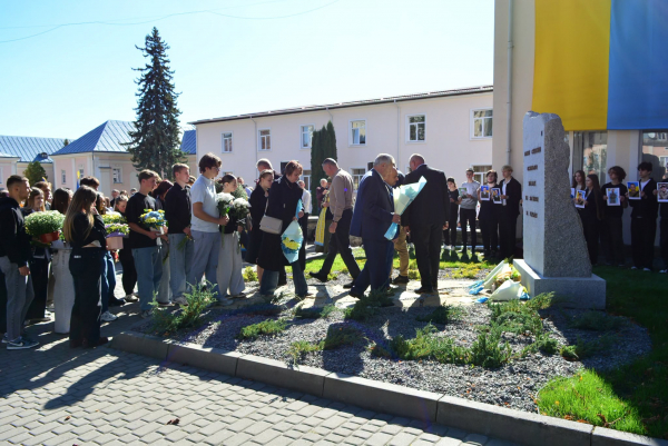 У Кременецькій академії відкрили меморіальний знак жертвам радянських репресій і полеглим випускникам