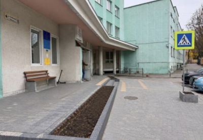 Відремонтували тротуар біля поліклініки у Тернополі: зручності для людей з інвалідністю
