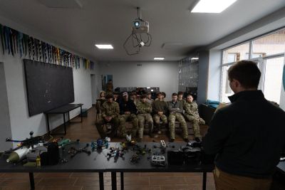 Молодь вчиться керувати дронами: на Тернопільщині провели всеукраїнський військово-патріотичний вишкіл (фото)