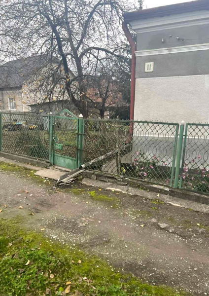 На Чортківщині місцевих жителів просять прибрати водостічні труби, які виходять на дорогу (фото)