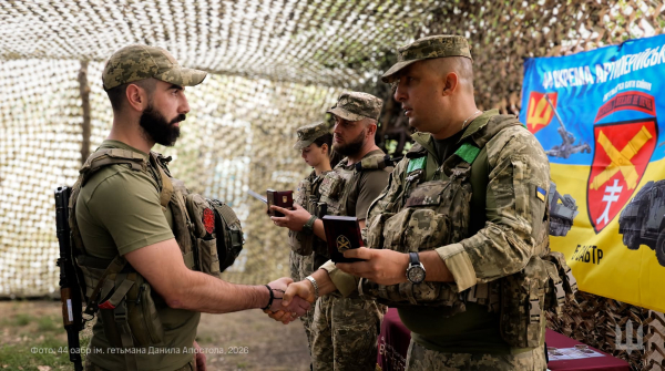 Тернопільщина воює: командир 44-ої артилерійської бригади вручив нагороди захисникам (фото)